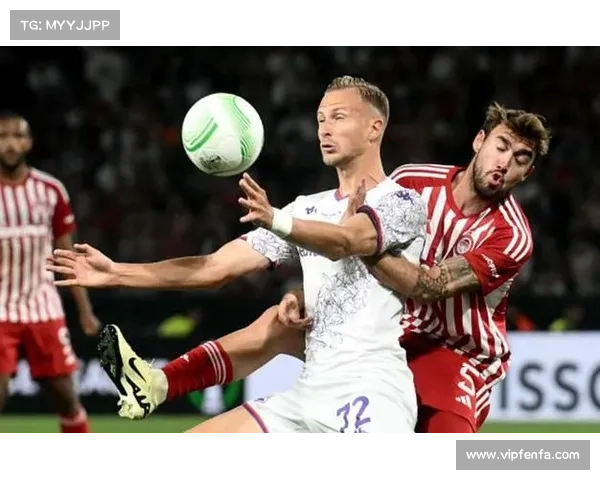 奥林匹亚科斯凭借顽强拼搏夺得欧协联冠军展现球队实力与决心